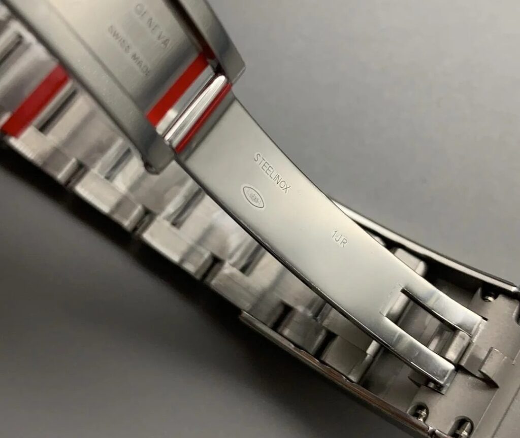 Clasp engraving showing code 1JR