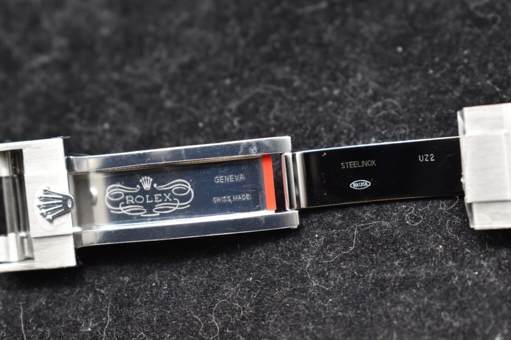 Clasp engraving showing code UZ2
